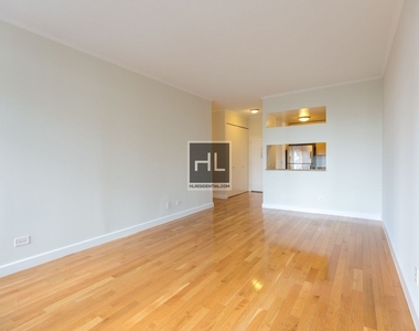 West 48th Street - Photo Thumbnail 2