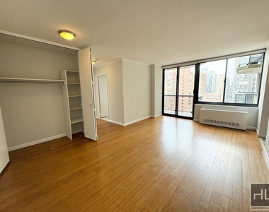 West 48th Street - Photo Thumbnail 4