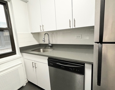 East 56 Street - Photo Thumbnail 3