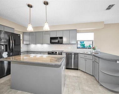 9307 Palm Haven Court - Photo Thumbnail 10