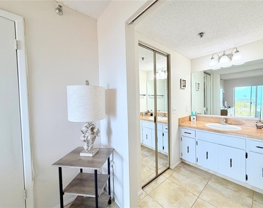 7430 Sunshine Skyway Lane S - Photo Thumbnail 17