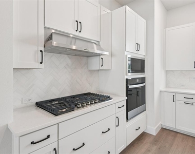 3133 4th Terrace N - Photo Thumbnail 12