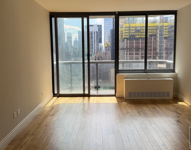 West 48 Street / Nearest 8th Ave, Luxury Amenity Bldg - Photo Thumbnail 4