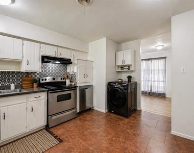 1905 S Cooper Street - Photo Thumbnail 6