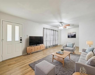 1905 S Cooper Street - Photo Thumbnail 2