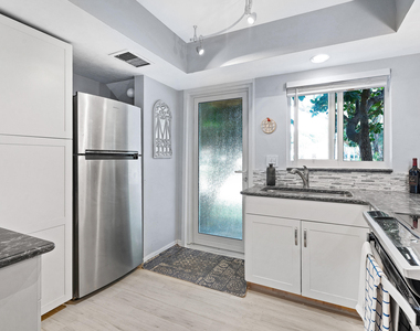 1030 Langer Way - Photo Thumbnail 6