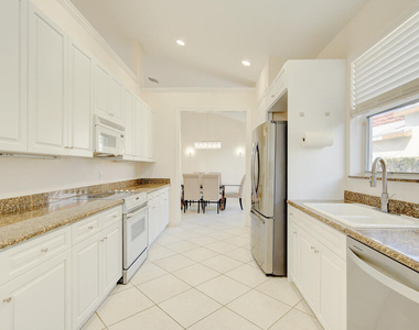 6646 Oakmont Way - Photo Thumbnail 12