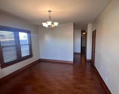 2515 N Douglas Avenue - Photo Thumbnail 1