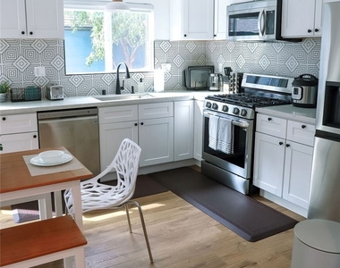 1219 N Alexandria Avenue - Photo Thumbnail 15