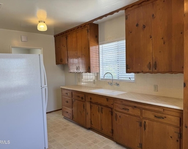 520 Linwood Avenue - Photo Thumbnail 8