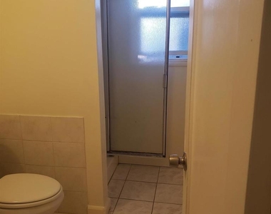 1402 Berkeley Way - Photo Thumbnail 3