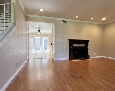 2828 Royal Ann Ln - Photo Thumbnail 7