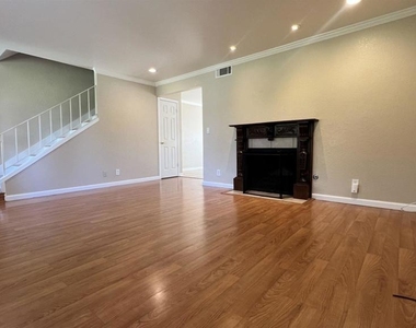 2828 Royal Ann Ln - Photo Thumbnail 5