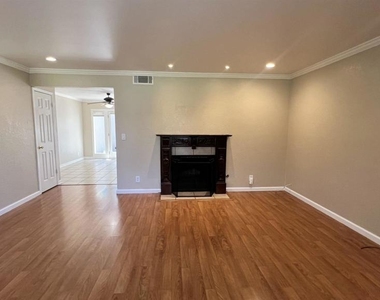 2828 Royal Ann Ln - Photo Thumbnail 3