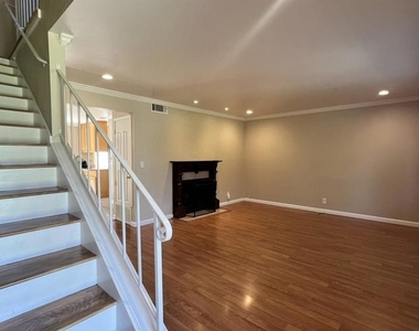 2828 Royal Ann Ln - Photo Thumbnail 2