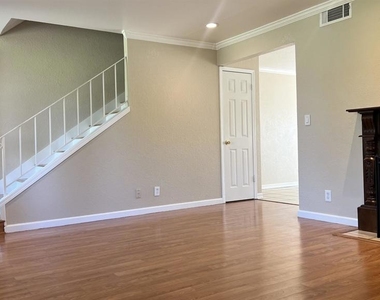 2828 Royal Ann Ln - Photo Thumbnail 6