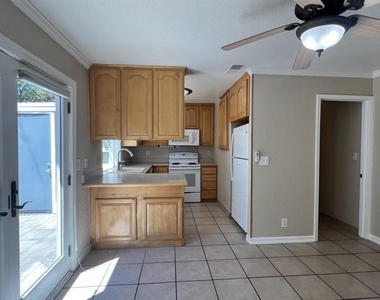 2828 Royal Ann Ln - Photo Thumbnail 13