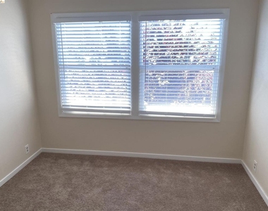 510 Mc Laughlin Street - Photo Thumbnail 6