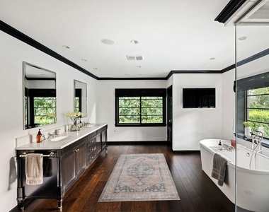 1443 N Doheny Drive - Photo Thumbnail 13
