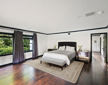 1443 N Doheny Drive - Photo Thumbnail 10