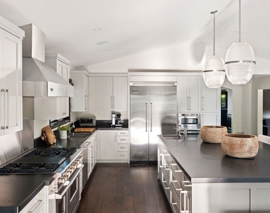 1443 N Doheny Drive - Photo Thumbnail 9