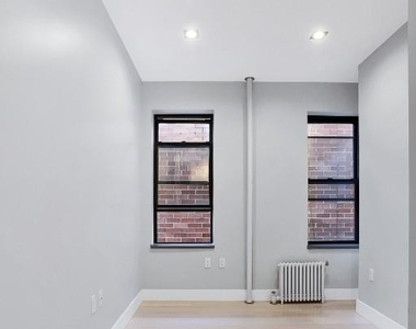 Stanton Street - Photo Thumbnail 3