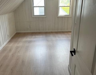 345 Walton Street - Photo Thumbnail 11