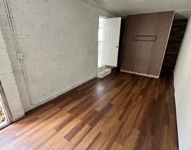 345 Walton Street - Photo Thumbnail 6