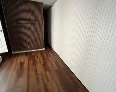 345 Walton Street - Photo Thumbnail 5