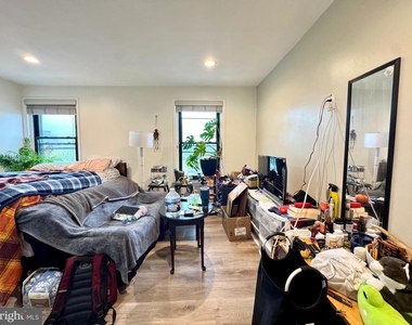 2226 Fairmount Avenue - Photo Thumbnail 3