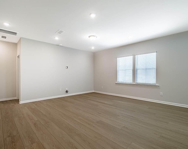 1400 Hollyview Avenue - Photo Thumbnail 24