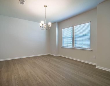 1400 Hollyview Avenue - Photo Thumbnail 9