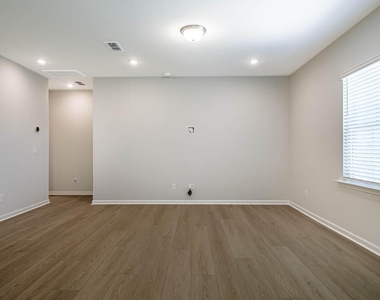 1400 Hollyview Avenue - Photo Thumbnail 25