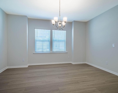1400 Hollyview Avenue - Photo Thumbnail 11