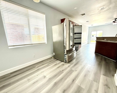 1713 Bowerton Dr - Photo Thumbnail 4