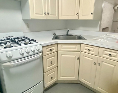 424 East 11th Street - Photo Thumbnail 4