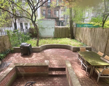 424 East 11th Street - Photo Thumbnail 2