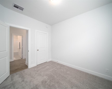 217 Catalina Cove Dr - Photo Thumbnail 13