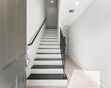 2909 Gillespie Street - Photo Thumbnail 7