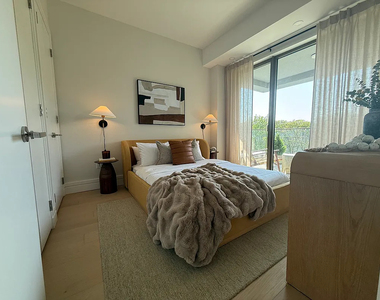 960 Franklin Avenue - Photo Thumbnail 1