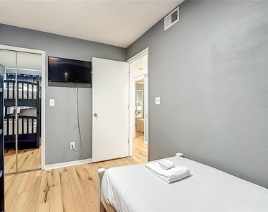 2753 N Poinciana Boulevard - Photo Thumbnail 16