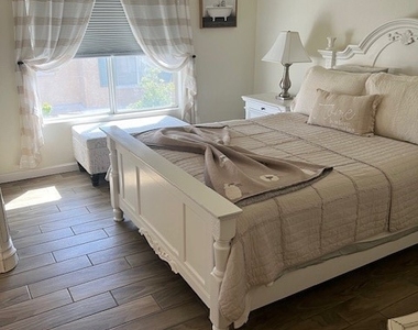 251 S Green Valley Parkway - Photo Thumbnail 14