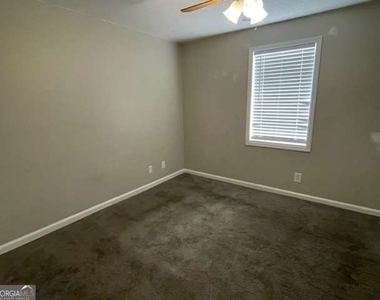3882 Parklane Drive - Photo Thumbnail 4
