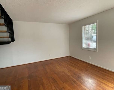 3882 Parklane Drive - Photo Thumbnail 2