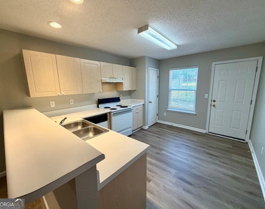 15 Lakeside Circle - Photo Thumbnail 5