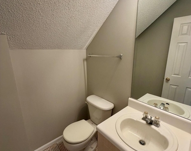 15 Lakeside Circle - Photo Thumbnail 7