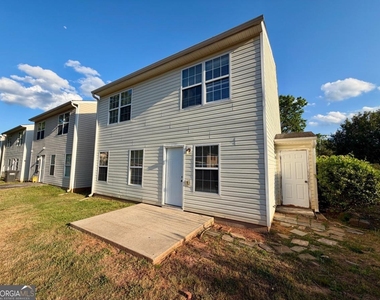15 Lakeside Circle - Photo Thumbnail 1