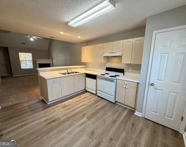 15 Lakeside Circle - Photo Thumbnail 6