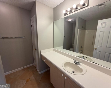 15 Lakeside Circle - Photo Thumbnail 10