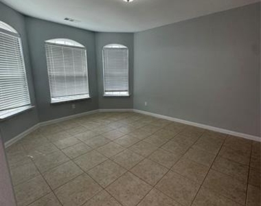 2132 Mulberry Drive - Photo Thumbnail 4